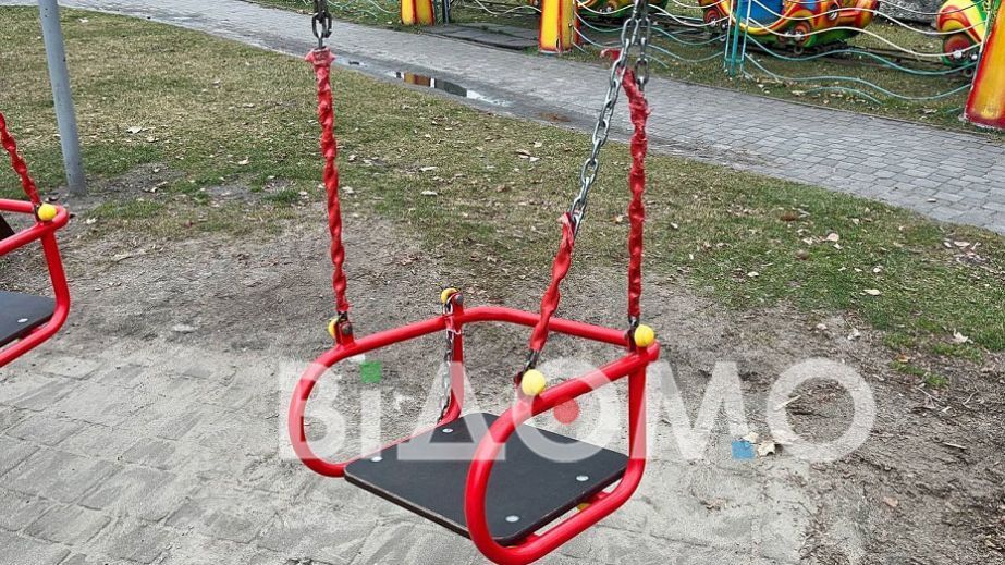 "Парковка замість турників": у Кам'янському спалахує скандал через вандалізм на дитячому майданчику
