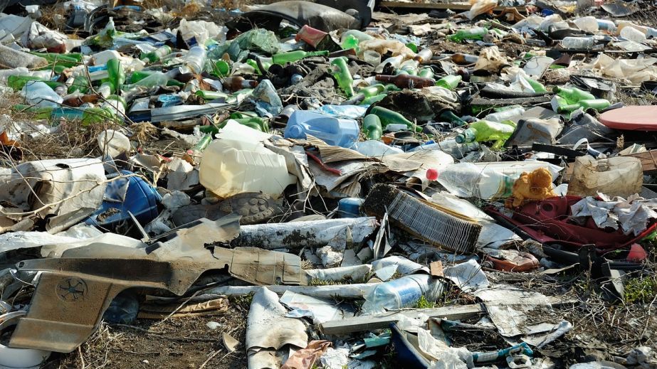 Сміттєвий колапс: у Дніпрі одну з вулиць засипає відходами (ФОТО)
