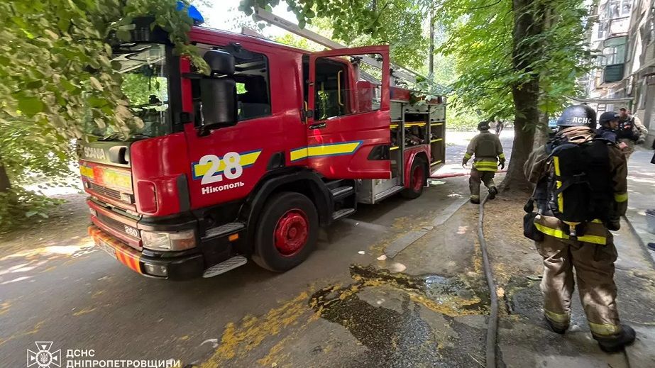 У Нікополі рятувальники винесли непритомного чоловіка із палаючої будівлі (ФОТО)