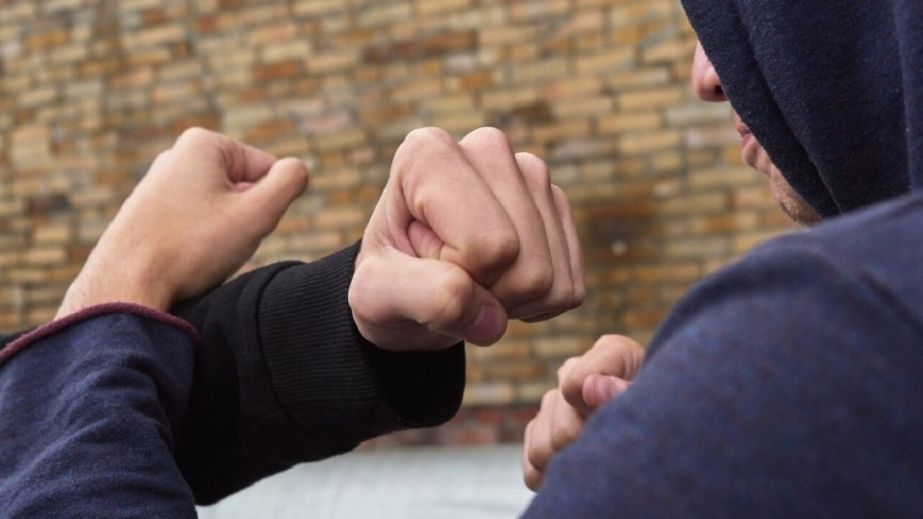 У Дніпрі під час конфлікту на дорозі водій легковика вдарив по обличчю керманича маршрутки (ВІДЕО)