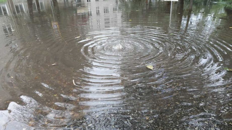 У Дніпрі через порив на водогону затопило територію біля школи (ФОТО)