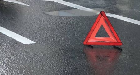 В Днепре рядом с остановкой трамвай протаранил фуру: чудом никто не пострадал (ФОТО)