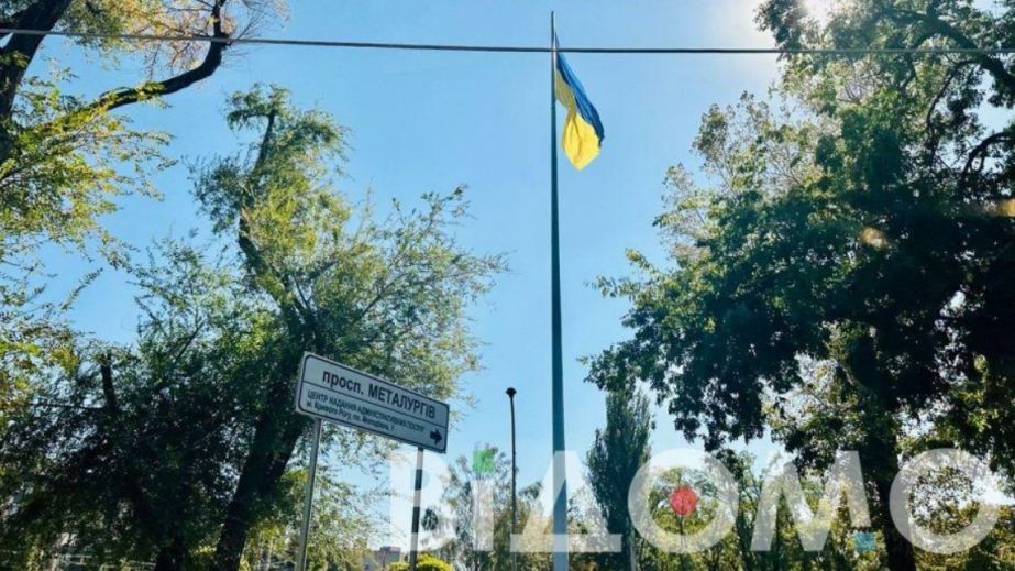 Стихія у дії: у Кривому Розі шквальний вітер зірвав прапор України з найвищого флагштока (ВІДЕО)
