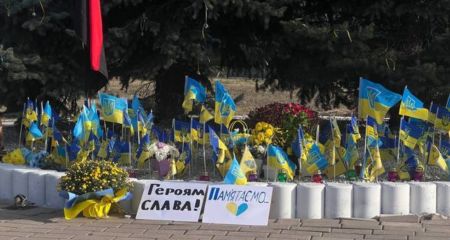 В Днепре устанавливают новый монумент на Аллее Героев (ФОТО)