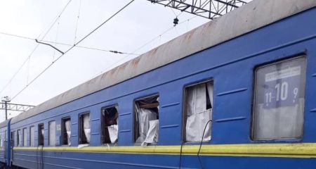 Как выглядит поврежденный в Днепре в результате ракетного удара пассажирский поезд (ВИДЕО)