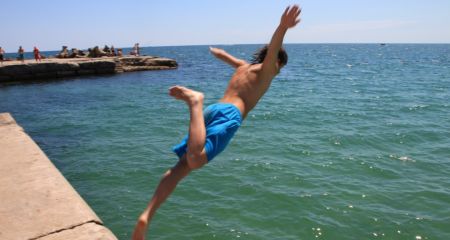 В Кривом Роге подросток сломал обе ноги после прыжка в водоем