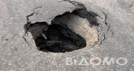 Огромная воронка в самом сердце Днепра: на главном проспекте города снова провалился асфальт (ФОТО, ВИДЕО)