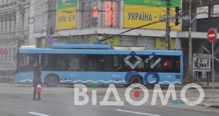 Драка в троллейбусе: в Днепре женщина обвинила мужчину в педофилии и набросилась с кулаками (ВИДЕО)