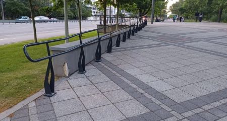 У Дніпрі на Набережній Перемоги встановили загадкові перила (ФОТО)
