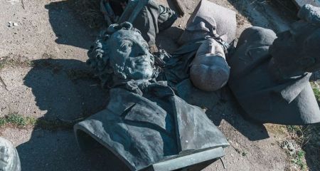 Деколонизация в действии: на Днепропетровщине демонтировали барельеф и стелу с названиями российских городов (ФОТО)