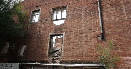 Розбирають по цеглинах: у центрі Дніпра помирає будинок із віковою історією (ФОТО)