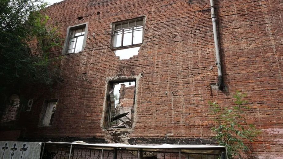 Разбирают по кирпичам: в центре Днепра умирает дом с вековой историей (ФОТО)