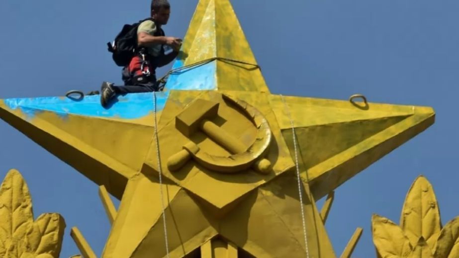 У селищі на Дніпропетровщині демонтували радянську пам'ятку із зіркою (ФОТО)