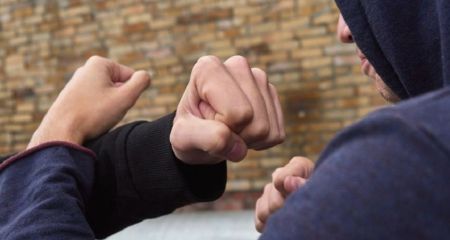 Двічі вдарив ножем у спину: у Дніпрі чоловіки влаштували бійку прямо на дорозі (ВІДЕО)