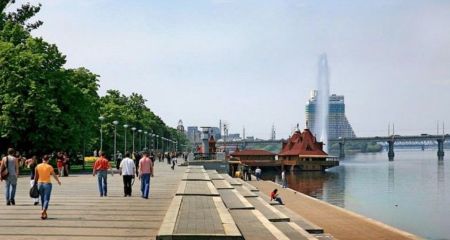 На Набережній у Дніпрі раніше ходили потяги: опубліковано рідкісний знімок (ФОТО)
