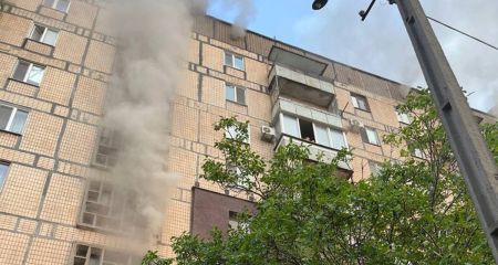 У Кривому Розі вогнеборці вивели із задимленої багатоповерхівки 15 людей (ФОТО)