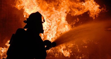 У центрі Дніпра, поруч із популярним торговим центром, спалахнула потужна пожежа (ВІДЕО)