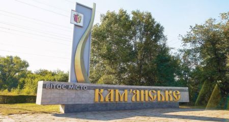 Влаштували погром: у Кам'янському вандали дісталися одного зі скверів (ФОТО)