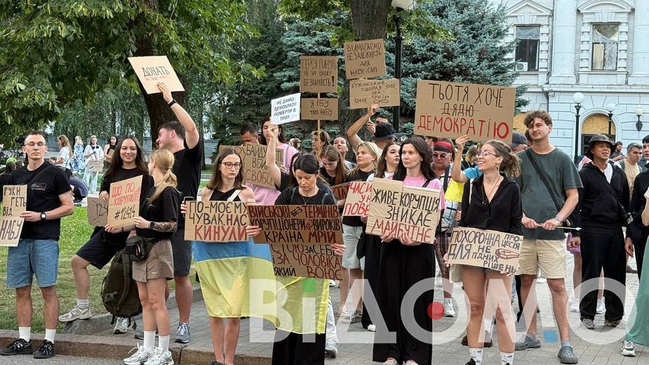 "Рада, завтра на роботу": у Дніпрі третій день протестують проти закону №12414 (ФОТО, ВІДЕО)
