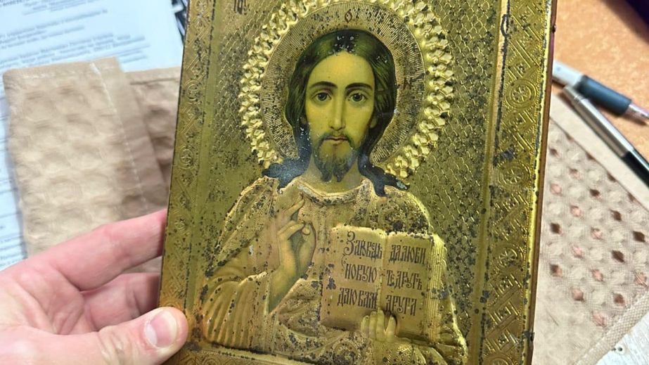 Уникальная техника прошлого: в Днепре показали икону, написанную на сушеной камбале (ФОТО)