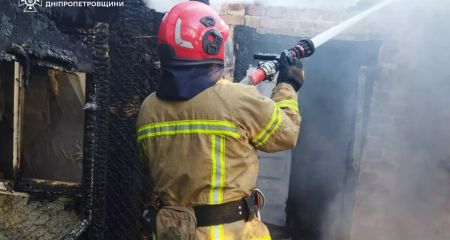 Житловий будинок вигорів вщент у Дніпропетровській області (ФОТО)