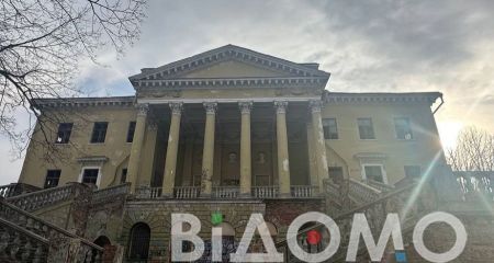 Фасади з історією: мешканка Дніпра перетворює старі двері та вікна на унікальні фото-об'єкти (ФОТО)