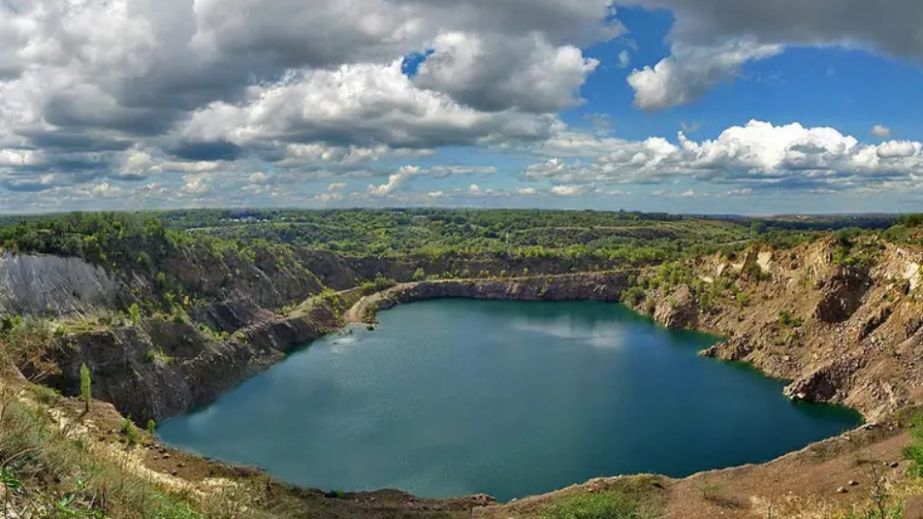 Озеро вместо камня: как карьер в Кривом Роге превращается в рекреацию (ФОТО)