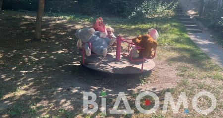 Новая мода в Днепре: дети оставляют мягкие игрушки на детских площадках (ФОТО, ВИДЕО)