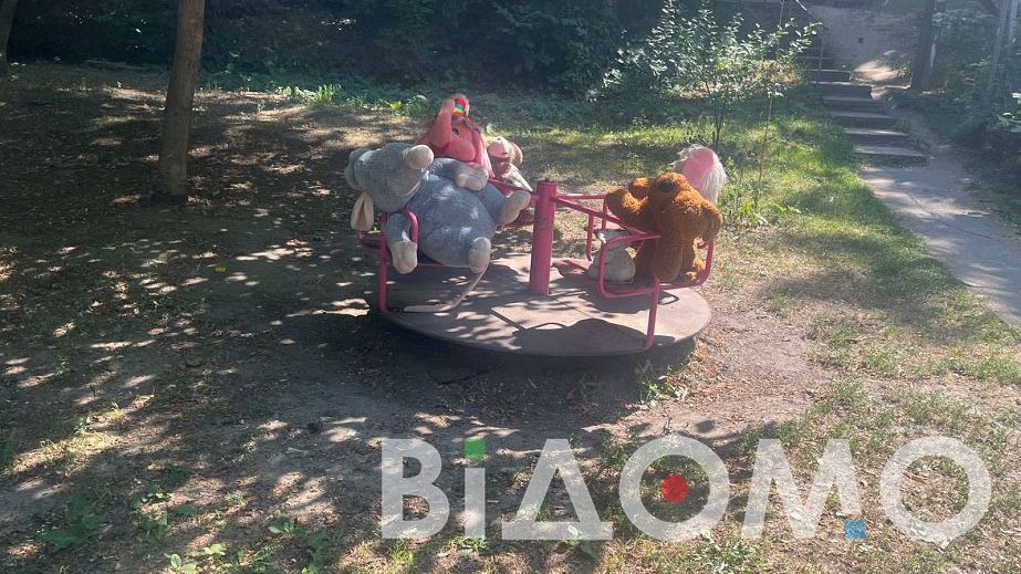 Новая мода в Днепре: дети оставляют мягкие игрушки на детских площадках (ФОТО, ВИДЕО)