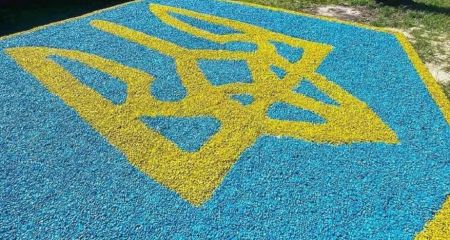 На поле на Днепропетровщине появился огромный герб Украины: кадры с дрона (ФОТО)