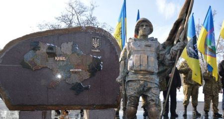 На Днепропетровщине дезертир залез на памятник героям, его задержала полиция (ФОТО)
