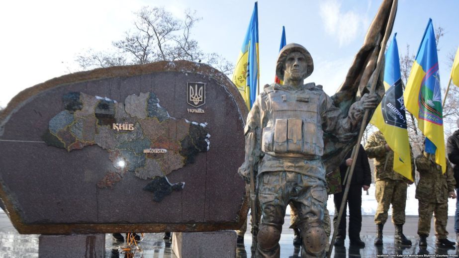 На Днепропетровщине дезертир залез на памятник героям, его задержала полиция (ФОТО)