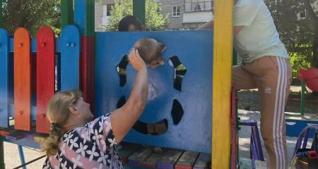 Малыш застрял головой в горке: на детской площадке в Вольногорске произошло ЧП (ФОТО)