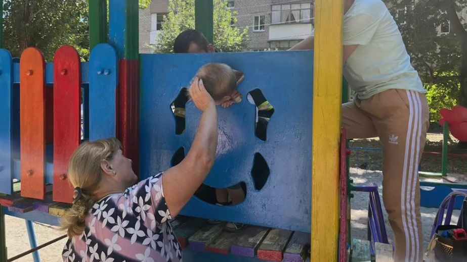 Малюк застряг головою у дерев’яній конструкції гірки: на дитячому майданчику у Вільногірську сталася НП (ФОТО)