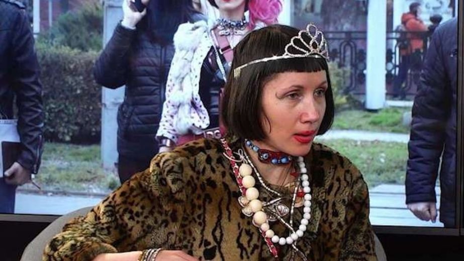 Епатажне дефіле: у Дніпрі місцева Леді Гага прогулялася головним проспектом міста (ВІДЕО)