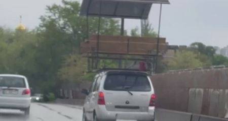 Дачний експрес: у Дніпрі помітили авто з альтанкою замість багажника (ВІДЕО)