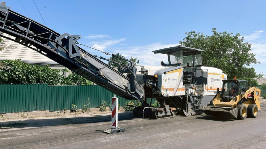 На Дніпропетровщині ремонтують прифронтові дороги на кордоні із Запоріжжям