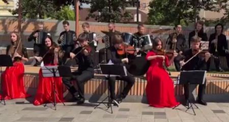 У Дніпрі юні музиканти з викладачами посеред вулиці виконали відомий трек "Formula 1" (ВІДЕО)