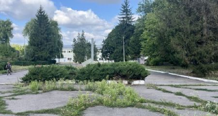 В городе на Днепропетровщине за бюджетные средства ремонтируют стелу в честь основания города (ФОТО)