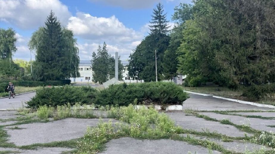 В городе на Днепропетровщине за бюджетные средства ремонтируют стелу в честь основания города (ФОТО)