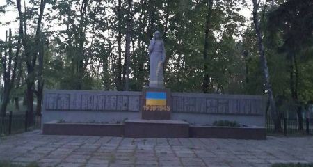 У селищі на Дніпропетровщині знайшли альтернативу знесенню раданського пам'ятника (ФОТО)