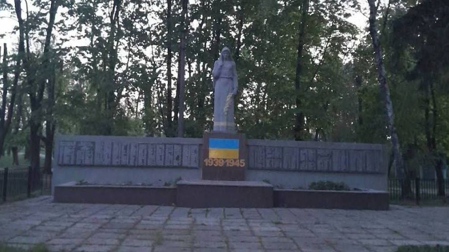 У селищі на Дніпропетровщині знайшли альтернативу знесенню раданського пам'ятника (ФОТО)