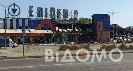 Як виглядає зруйнований ракетним ударом "Епіцентр" у Кам'янському (ФОТО, ВІДЕО)