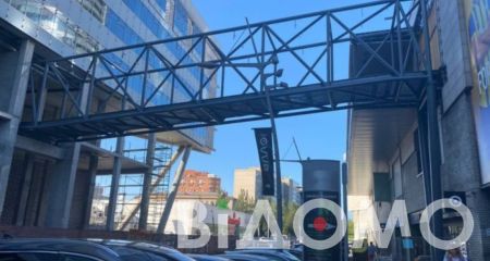 В центре Днепра достраивают стеклянный переход между "Мост-Сити" и "Перекрестком"