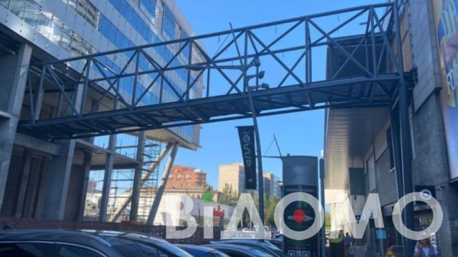 У центрі Дніпра добудовують скляний перехід між "Мост-Сіті" та "Перехрестям"