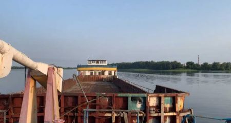 У Кам'янському за 9 мільйонів виставили на продаж раритетний теплохід (ФОТО)