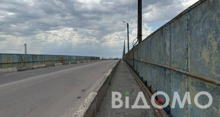 В Каменском ремонтируют аварийные швы на путепроводе (ФОТО)