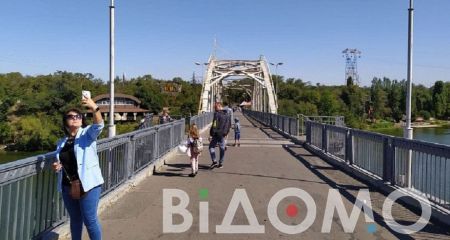 Устроили настоящий перфоманс: в центре Днепра заметили танцующих сказочных персонажей (ВИДЕО)