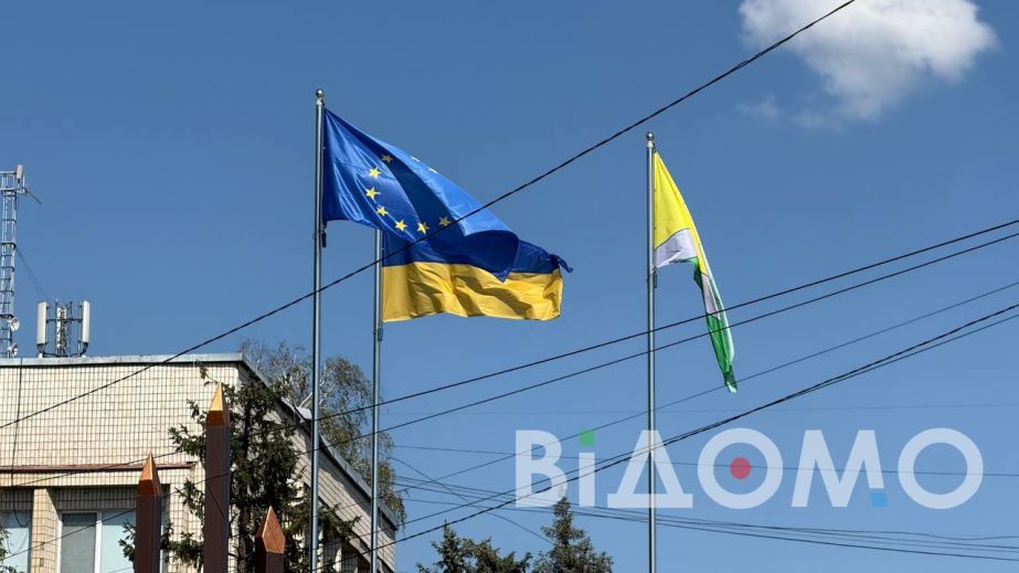 В Днепре подняли рекордный 50-метровый флаг Украины (ФОТО)