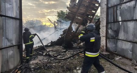 Рятувальники показали кадри ліквідації ворожого обстрілу Синельниківського району (ФОТО)